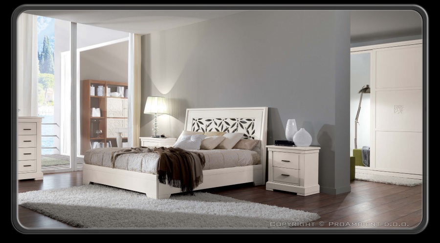 Klasična masivna spalnica bele barve
